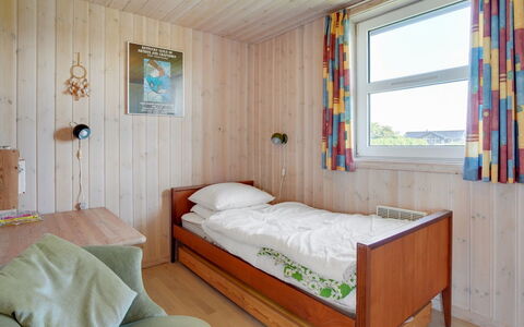 Karlsson - 500M from the Sea: Bois, Chambre, Design Intérieur, Lit, Sol, Sol, Meubles, Plafond, Pièce, Cadre De Lit