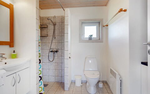 Karlsson - 500M from the Sea: Luminaire Plomberie, Sol, Salle De Bains, Mur, Lavabo, Sol, Évier, Design Intérieur, Bois, Siège De Toilette