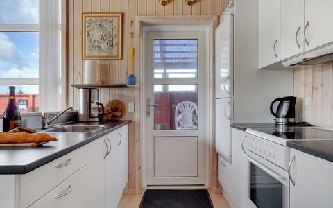 Karlsson - 500M from the Sea: Cuisine, Appareil De Cuisine, Sol, Principaux Appliance, Bois, Comptoir, Design Intérieur, Sol, Cabinetry, Électroménager