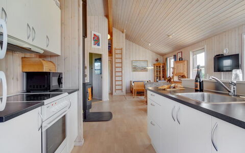 Karlsson - 500M from the Sea: Bois, Maison, Domicile, Chalet, Plafond, Dur, Cuisine, Tache De Bois, Parquet, Planche