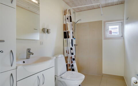 Karlsson - 500M from the Sea: Sol, Sol, Mur, Luminaire Plomberie, Salle De Bains, Bois, Design Intérieur, Siège De Toilette, Toilette, Évier