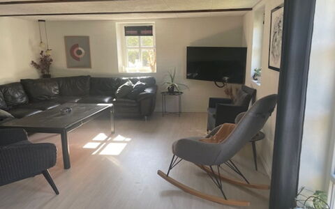 Nara - 500M from the Sea: Sol, Meubles, Sol, Bois, Design Intérieur, Salon, Parquet, Canapé, Éclairage, Domicile