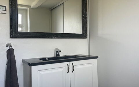 Nara - 500M from the Sea: Lavabo, Luminaire Plomberie, Évier, Robinet, Plomberie, Armoire De Toilette, Design Intérieur, Miroir, Salle De Bains