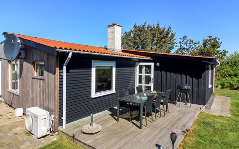 Daren - 600M from the Sea: Bois, Sol, Design Intérieur, Sol, Meubles, Parquet, Pièce, Plafond, Tache De Bois, Dur