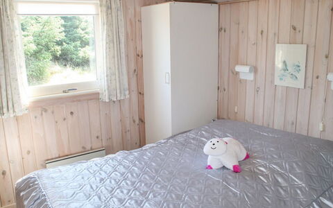 Kaija - 300M from the Sea: Bois, Chambre, Lit, Sol, Meubles, Domicile, Sol, Design Intérieur, Linge, Drap De Lit