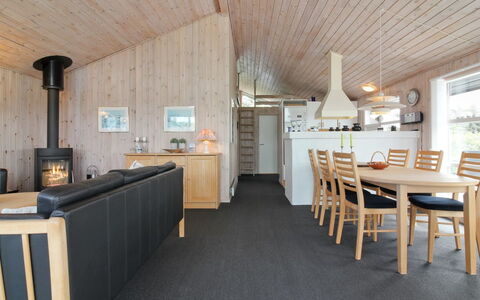 Kaija - 300M from the Sea: Sol, Meubles, Design Intérieur, Bois, Plafond, Sol, Salon, Parquet, Pièce, Canapé