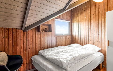 Andrina - 200M from the Sea: Bois, Chambre, Architecture, Lit, Drap De Lit, Domicile, Literie, Maison, Plafond, Dur