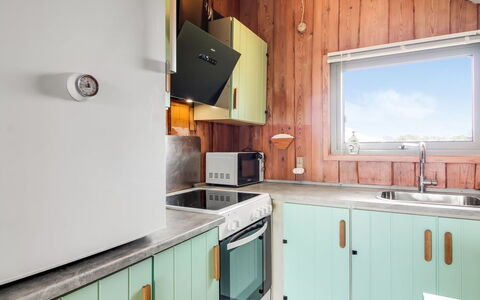 Andrina - 200M from the Sea: Bois, Design Intérieur, Plafond, Cuisine, Principaux Appliance, Appareil De Cuisine, Comptoir, Tache De Bois, Cabinetry, Électroménager