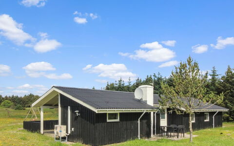 Daje - 600M from the Sea: Maison, Toit, Chalet, Domicile, Ferme, Biens, Prairie, Batiments Jardin, Pelouse, Cabanon
