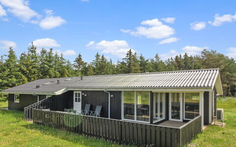 Daje - 600M from the Sea: Herbe, Maison, Toit, Domicile, Chalet, Porche, Lot Terre, Siding, Ombre, Biens