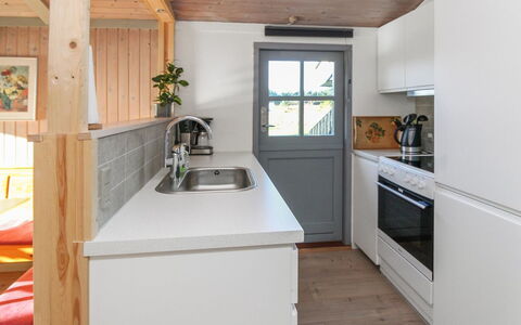 Daje - 600M from the Sea: Cuisine, Sol, Bois, Design Intérieur, Comptoir, Meubles, Appareil De Cuisine, Sol, Principaux Appliance, Plafond