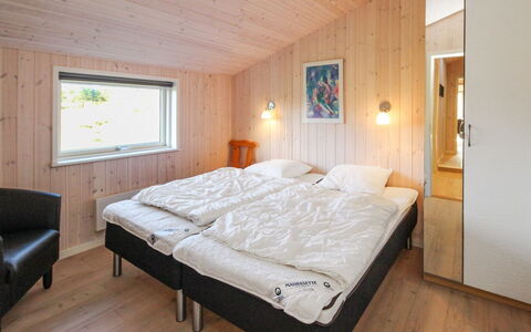 Daje - 600M from the Sea: Bois, Plafond, Domicile, Chambre, Dur, Tache De Bois, Cadre De Lit, Gelé, Lit, Chalet
