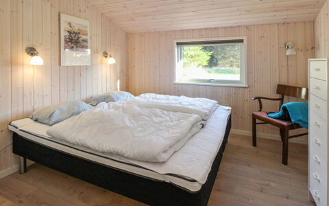 Daje - 600M from the Sea: Bois, Chambre, Lit, Plafond, Design Intérieur, Drap De Lit, Cadre De Lit, Literie, Sol, Sol
