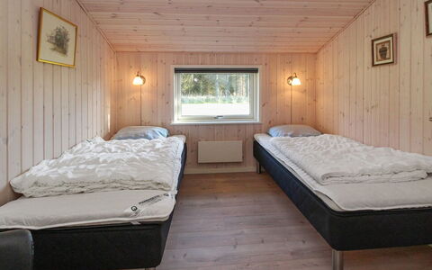 Daje - 600M from the Sea: Bois, Chambre, Lit, Plafond, Literie, Drap De Lit, Cadre De Lit, Dur, Tache De Bois, Planche