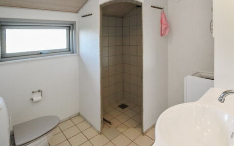 Daje - 600M from the Sea: Mur, Luminaire Plomberie, Bois, Sol, Sol, Évier, Lavabo, Salle De Bains, Plomberie, Robinet