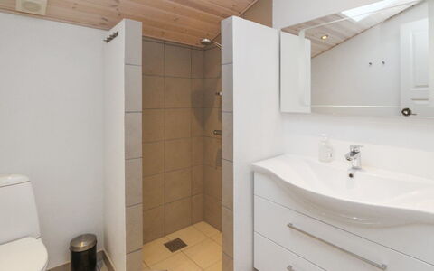 Daje - 600M from the Sea: Sol, Sol, Lavabo, Luminaire Plomberie, Design Intérieur, Bois, Salle De Bains, Évier, Armoire De Toilette, Plafond