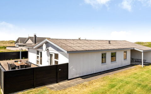 Majvor - 100M from the Sea: Toit, Maison, Domicile, Chalet, Siding, Biens, Allée, Batiments Jardin, Cour, Cabanon