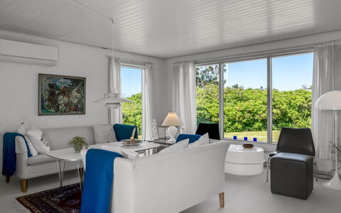 Majvor - 100M from the Sea: Toit, Maison, Domicile, Chalet, Siding, Biens, Allée, Batiments Jardin, Cour, Cabanon