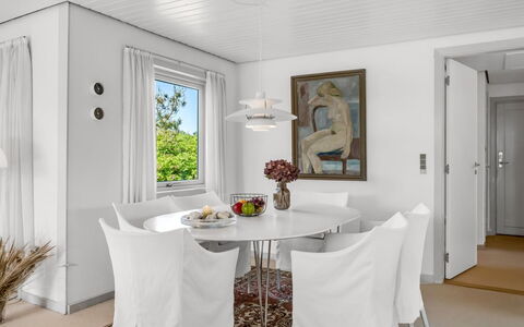 Majvor - 100M from the Sea: Toit, Maison, Domicile, Chalet, Siding, Biens, Allée, Batiments Jardin, Cour, Cabanon