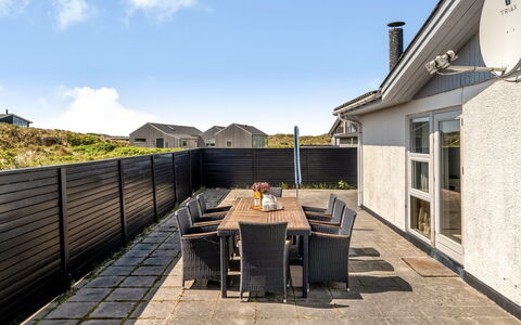 Majvor - 100M from the Sea: Toit, Maison, Domicile, Chalet, Siding, Biens, Allée, Batiments Jardin, Cour, Cabanon