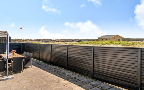 Majvor - 100M from the Sea: Toit, Maison, Domicile, Chalet, Siding, Biens, Allée, Batiments Jardin, Cour, Cabanon