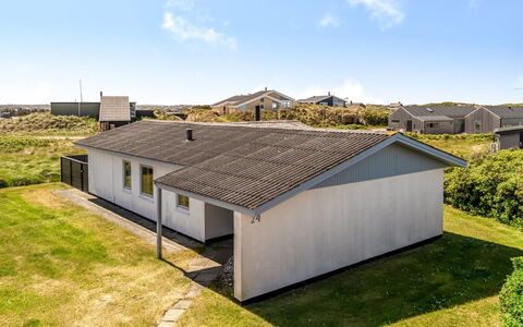 Majvor - 100M from the Sea: Toit, Maison, Domicile, Chalet, Siding, Biens, Allée, Batiments Jardin, Cour, Cabanon