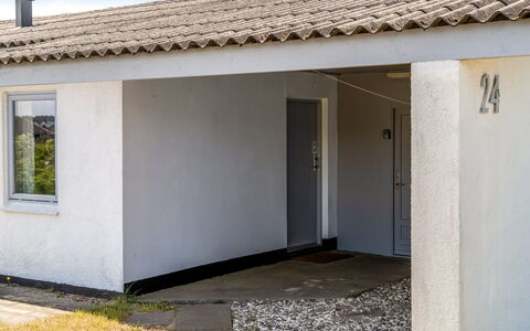 Majvor - 100M from the Sea: Toit, Maison, Domicile, Chalet, Siding, Biens, Allée, Batiments Jardin, Cour, Cabanon
