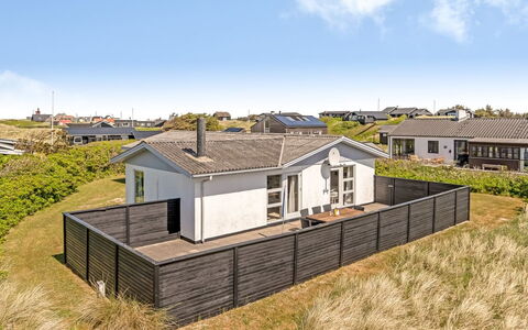 Majvor - 100M from the Sea: Toit, Maison, Domicile, Chalet, Siding, Biens, Allée, Batiments Jardin, Cour, Cabanon