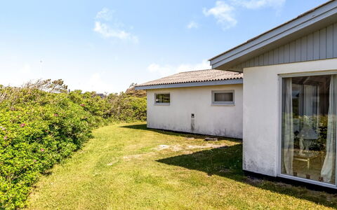 Majvor - 100M from the Sea: Toit, Maison, Domicile, Chalet, Siding, Biens, Allée, Batiments Jardin, Cour, Cabanon