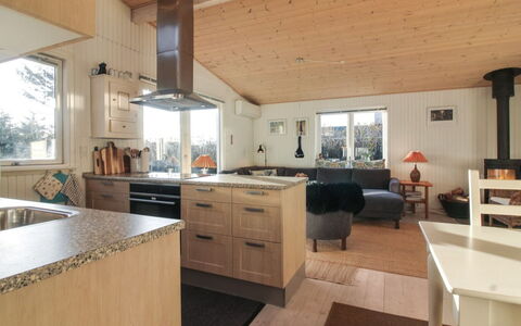 Habbo - 500M from the Sea: Bois, Meubles, Sol, Comptoir, Design Intérieur, Plafond, Cabinetry, Cuisine, Sol, Luminaire