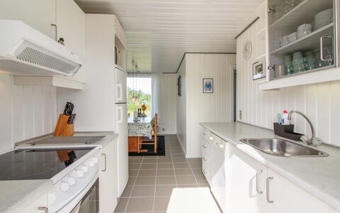 Demus - 900M from the Sea: Sol, Cuisine, Design Intérieur, Sol, Plafond, Comptoir, Cabinetry, Appareil De Cuisine, Dur, Parquet