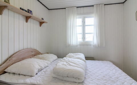 Demus - 900M from the Sea: Bois, Chambre, Lit, Sol, Drap De Lit, Sol, Literie, Design Intérieur, Linge, Cadre De Lit