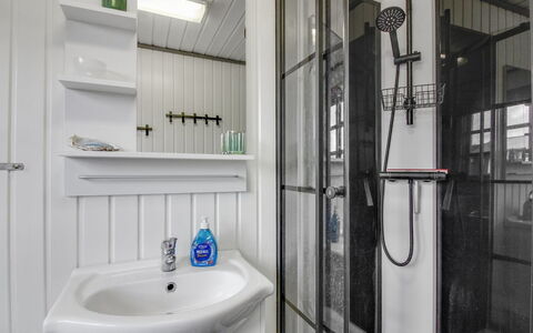Demus - 900M from the Sea: Luminaire Plomberie, Lavabo, Design Intérieur, Évier, Salle De Bains, Sol, Sol, Robinet, Plomberie, Pièce