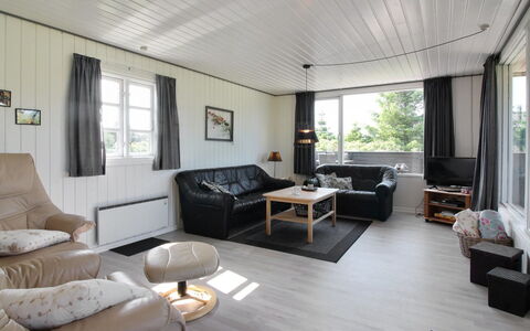 Demus - 900M from the Sea: Sol, Bois, Design Intérieur, Sol, Meubles, Plafond, Canapé, Salon, Domicile, Parquet