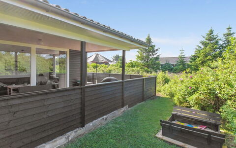 Demus - 900M from the Sea: Domicile, Porche, Ombre, Siding, Jardin, Chalet, Plate-Forme, Clôture, Cour, Aménagement Paysager