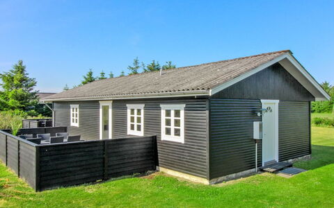 Demus - 900M from the Sea: Maison, Toit, Domicile, Chalet, Siding, Couverture De Sol, Pelouse, Cour, Batiments Jardin, Jardin