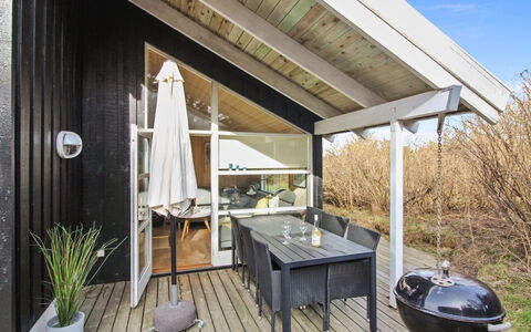 Ømod - 300M from the Sea: Bois, Porche, Domicile, Porte, Chalet, Toit, Plate-Forme, Dur, Chaise, Batiments Jardin