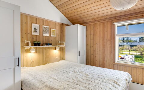 Ømod - 300M from the Sea: Design Intérieur, Chambre, Bois, Plafond, Meubles, Sol, Lit, Sol, Luminaire, Éclairage
