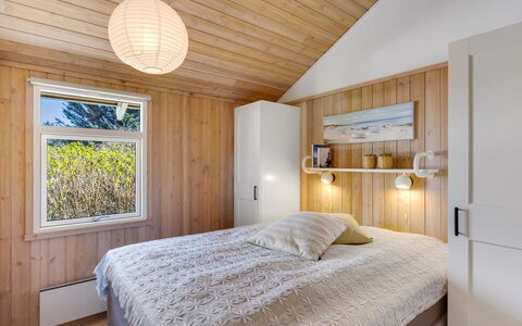 Ømod - 300M from the Sea: Design Intérieur, Chambre, Bois, Lit, Plafond, Sol, Meubles, Sol, Luminaire, Éclairage