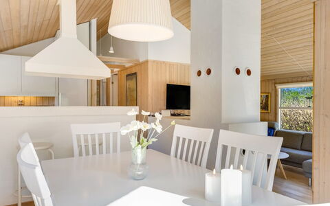 Ømod - 300M from the Sea: Design Intérieur, Meubles, Sol, Sol, Luminaire, Bois, Plafond, Pièce, Salle À Manger, Chaise