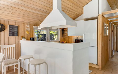 Ømod - 300M from the Sea: Design Intérieur, Sol, Meubles, Sol, Cuisine, Bois, Plafond, Luminaire, Comptoir, Éclairage
