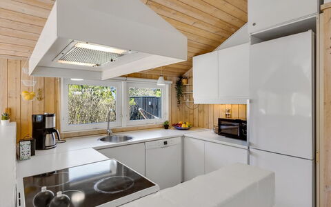 Ømod - 300M from the Sea: Cuisine, Design Intérieur, Appareil De Cuisine, Comptoir, Bois, Plafond, Sol, Luminaire, Principaux Appliance, Cabinetry