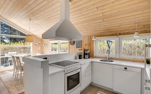 Ømod - 300M from the Sea: Cuisine, Comptoir, Sol, Design Intérieur, Appareil De Cuisine, Meubles, Bois, Sol, Plafond, Principaux Appliance
