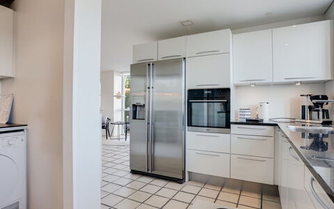 Thythulf - 550M from the Sea: Appareil De Cuisine, Cuisine, Sol, Principaux Appliance, Comptoir, Design Intérieur, Sol, Cabinetry, Électroménager, Plafond