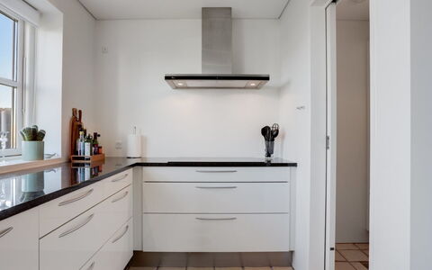 Thythulf - 550M from the Sea: Cuisine, Comptoir, Sol, Cabinetry, Design Intérieur, Bois, Appareil De Cuisine, Sol, Domicile, Tiroir