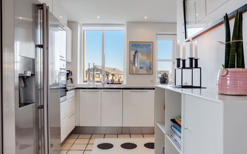 Thythulf - 550M from the Sea: Appareil De Cuisine, Cuisine, Comptoir, Sol, Design Intérieur, Cabinetry, Principaux Appliance, Meubles, Sol, Bois