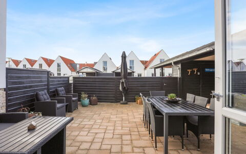 Thythulf - 550M from the Sea: Domicile, Architecture, Zone Résidentielle, Toit, Porte, Ombre, Mobilier De Jardin, Chaise, Cour, Cour
