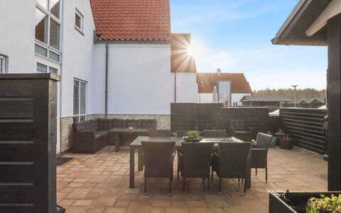 Thythulf - 550M from the Sea: Domicile, Toit, Mobilier De Jardin, Cour, Dur, Daylighting, Tache De Bois, Patio, Balcon, Escaliers