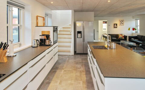 Halldis - 600M from the Sea: Cuisine, Sol, Comptoir, Design Intérieur, Cabinetry, Sol, Bois, Plafond, Meubles, Appareil De Cuisine