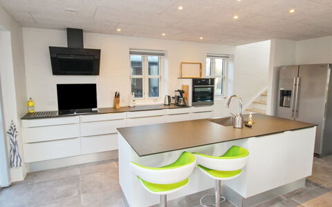 Halldis - 600M from the Sea: Sol, Comptoir, Design Intérieur, Cuisine, Meubles, Sol, Bois, Cabinetry, Plafond, Appareil De Cuisine